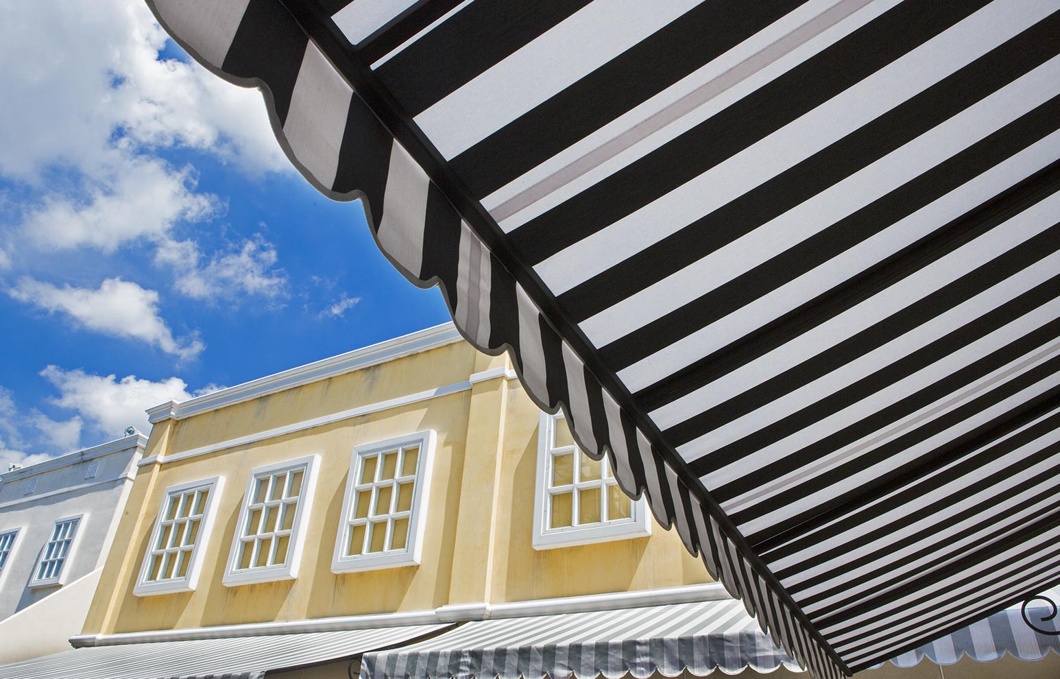 Outdoor Retractable Awnings